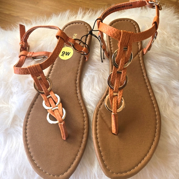 Madeline Stuart Sandals size 9w Coral - Picture 1 of 2